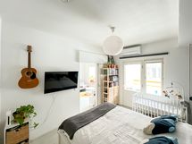 Makuuhuoneesta on käynti lasitetulla parvekkeelle. Ilmalämpöpumppu viilennykseen - ihana kesällä!