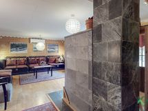 Olohuoneessa on myös kauniit puupinnat kodikkailla yksityiskohdilla.