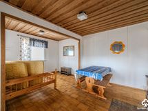 Purkukuntoinen mökkirakennus