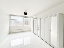 Makuuhuone on tilava ja siellä on runsaasti kaappitilaa valmiina.