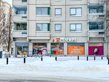 Tämän kodin naapurustossa sijaitsee useampia lähikauppoja.