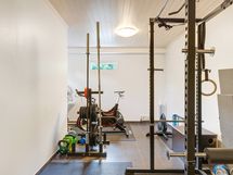 Kellarikerroksen kuntoilutila.