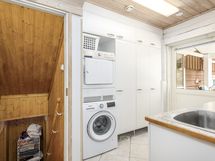 kulku kellariin kodinhoitotilan kautta
