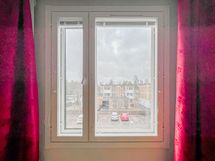 Kuvista poiketen tummat karmit on vaihdettu tämän kuvan mukaisiin vaaleisiin karmeihin.