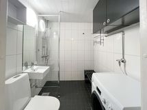 Hyvä tila pesukoneelle, kuivausrumpu mahtuisi kuvassa olevaan pesukoneen jatkeelle.