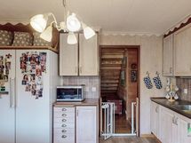 Lisäksi jääkaappi, sekä pakastekaappi eri seinustalla.