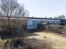 Takapiha on pensasaidalla rajattu.