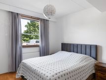 Alakerran makuuhuone