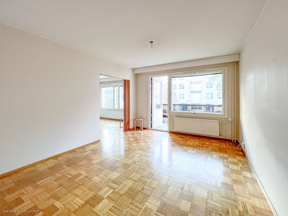 Tilava saunallinen kolmio aivan Myyrmäen palvelujen äärellä.