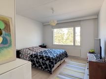 Päämakuuhuone on tilava ja kaappitilaa on runsaasti