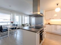 Asunnon keittiössä saareke