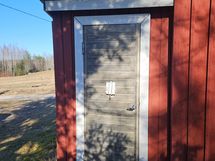 Puucee ulkorakennuksen yhteydessä
