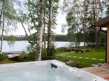 Rakennusten välissä olevaa terassialuetta