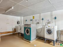 Taloyhtiön pesutupa, jonka jatkeena kuivaushuone