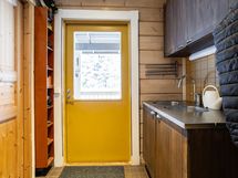 Kodinhoitohuoneesta kulku ulos