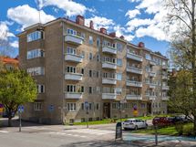 Julkisivu Isokaarelta