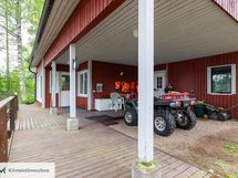 Vierasmökin katoksessa tilaa kulkuvälineille