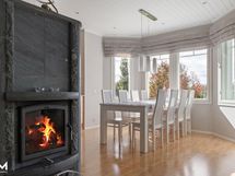 Ruokailutila / varaava takka.