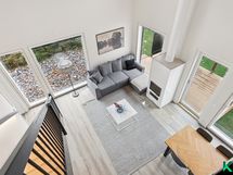 Näkymä yläkerran aulasta