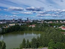 Taloyhtiö sijaitsee kuvakulmasta katsottuna vastarannalla