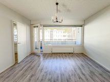 Suuret lännen suuntaiset ikkunat.