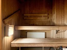 Taloyhtiön saunassa pääsee nauttimaan rentouttavista löylyistä.