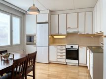 Näkymä olohuoneen suunnasta keittiöön