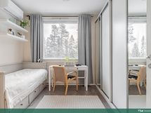 Yläkerta makuuhuone 1