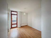 Makuuhuone josta pääsy myös lasitetulle parvekkeelle.