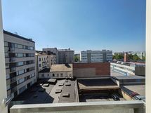 parveke näkymää olohuoneen ja keittiön puolelta