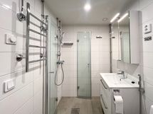 Kylpyhuone on tilava ja sinne mahtuu hyvin pesutorni.