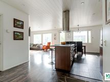 Isomman asunnon eteisestä.