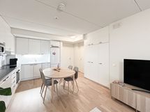 Avokeittiö yhdistyy huoneen kanssa saumattomasti.