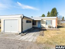 Asunnon yhteydessä autotalli