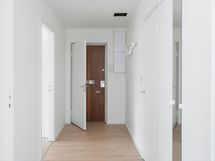 Eteinen ulko-oven suuntaan olohuoneesta.