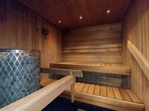 Taloyhtiön viihtyisä saunatila.