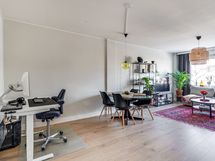 Runsaasti tilaa esim. työpisteelle. Tilan voisi jakaa myös lasiseinällä