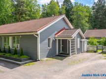 Sisäänkäynnin yhteydessä on puolilämmin varasto, jonka takana sijaitsee lukittava polkupyöräsuoja.