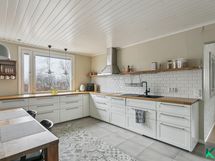Tilava keittiö johon mahtuu useampi kokki
