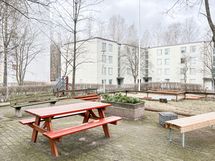 Taloyhtiön piha-alue on viihtyisä.