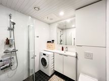 Kylpyhuoneessa on hyvin tilaa pyykkihuollolle.