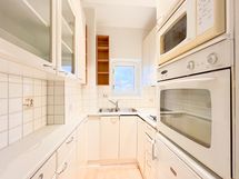 Tilaa säästävä ikkunallinen keittokomero