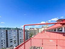 Yhtiön kattoterassilta on upeat näkymät.