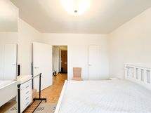 Makuuhuoneesta on kulku myös kodin vaatehuoneeseen.