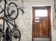 Pyörävarastosta käynti ulos pihalle