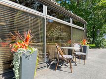 Ravintoloita ja kahviloita löytyy vierestä. Legendaarinen Lehtovaara ja sen terassi lähes vastapäätä