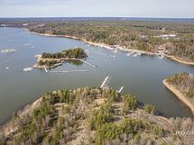 Prediumin pienvenesatama taustalla - Predium småbåtshamn i bakgrunden
