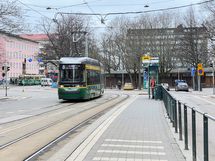 Ratikat ja bussit kulkevat talon edestä ja metrollekin kävelee muutamassa minuutissa.