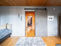 Yläkerran makuuhuone, jossa parveke