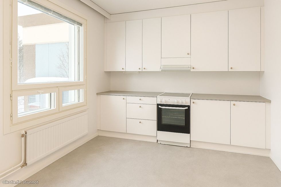 Keittiö on juuri remontoitu. Sopii hyvin ruokailuryhmä.